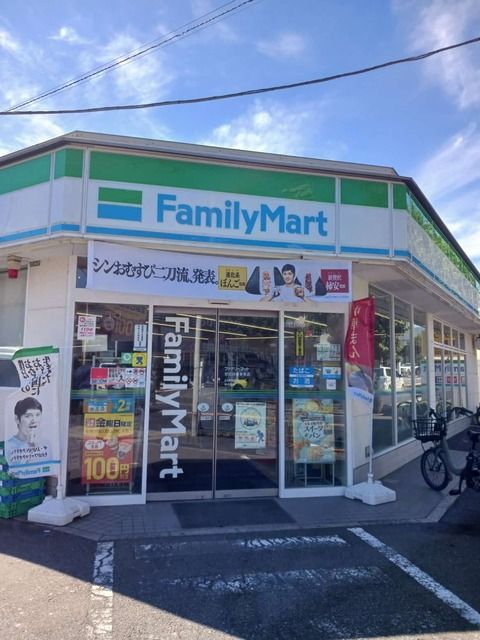 近くのファミリーマート世田谷喜多見店まで500m(徒歩7分)