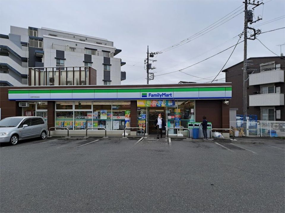 近くのファミリーマート 日野甲州街道店まで178m(徒歩3分)