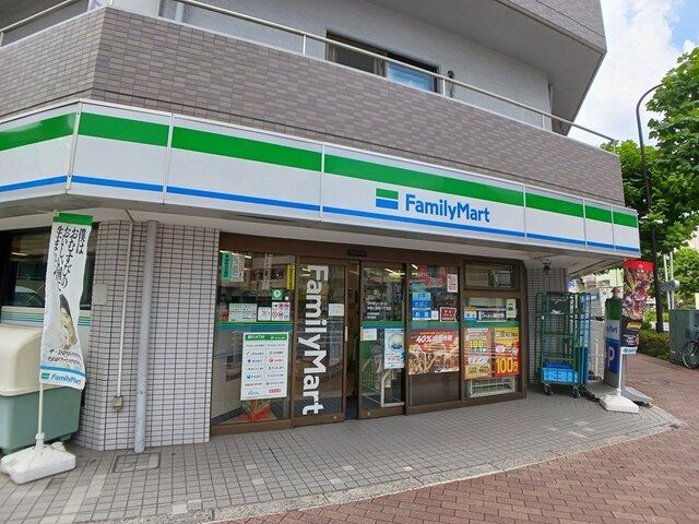近くのファミリーマートまで476m（徒歩6分）