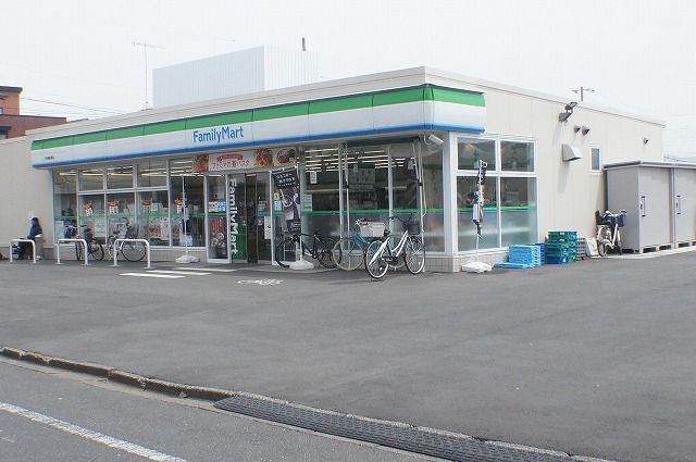 近くのファミリーマート 谷保駅東店まで688m（徒歩9分）