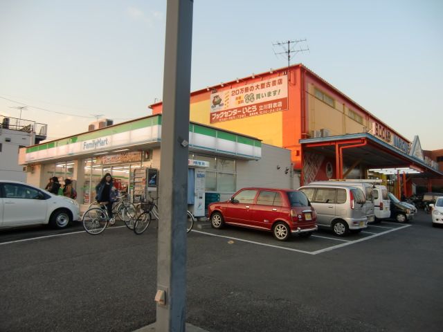 近くのファミリーマートまで195m（徒歩3分）