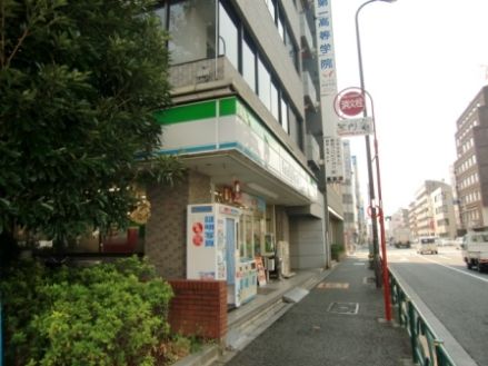 近くのファミリーマートまで186m（徒歩3分）