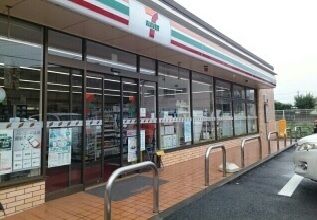 近くのセブンイレブンまで590m（徒歩8分）