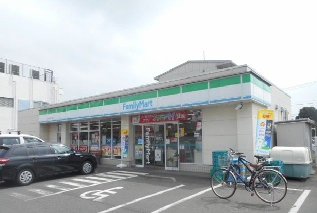 近くのファミリーマートまで130m（徒歩2分）