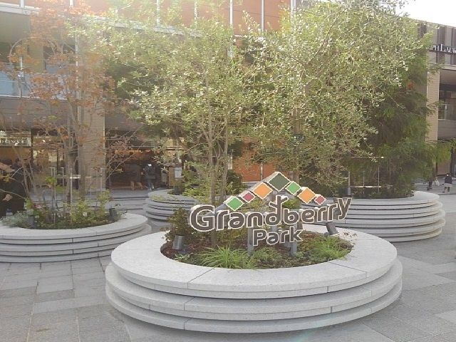 近くの南町田グランベリーパークまで1,300m(徒歩17分)