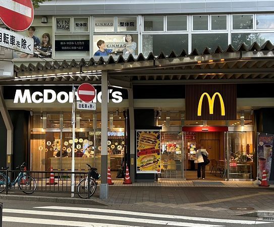 近くのマクドナルドまで800m（徒歩10分）