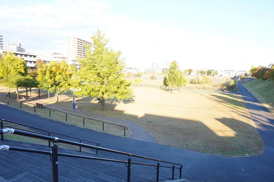 近くの栄調節池多目的広場まで1,176m（徒歩15分）