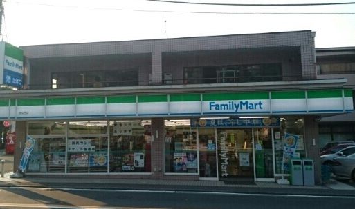 近くのファミリーマートまで240m（徒歩3分）