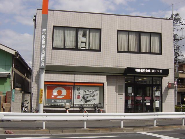 近くの銀行まで450m（徒歩6分）