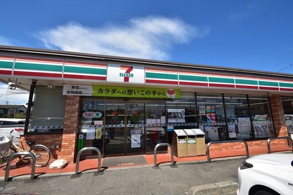 近くのセブンイレブン 日野税務署前店まで874m（徒歩11分）