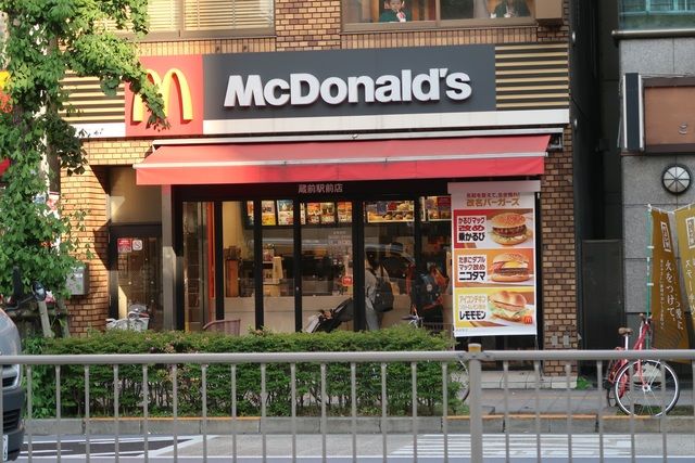 近くのマクドナルド蔵前駅前店まで120m（徒歩2分）