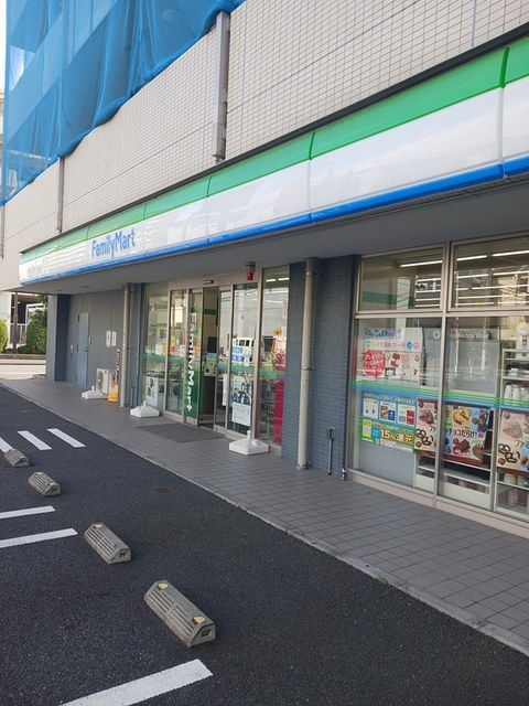 近くのファミリーマートまで218m（徒歩3分）