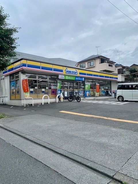 近くのミニストップ羽村市役所前店まで300m（徒歩4分）