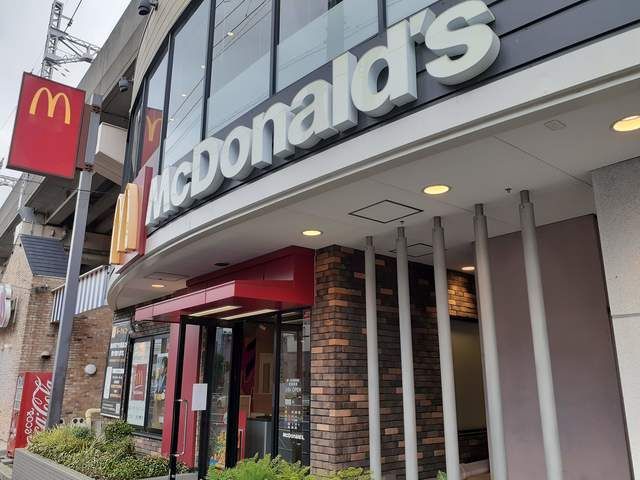 近くのマクドナルド第一京浜鮫洲店まで447m（徒歩6分）