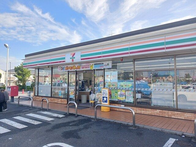 近くのセブンイレブン足立伊興1丁目店まで261m(徒歩4分)