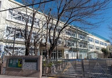 近くの杉並区立堀之内小学校まで343m（徒歩5分）