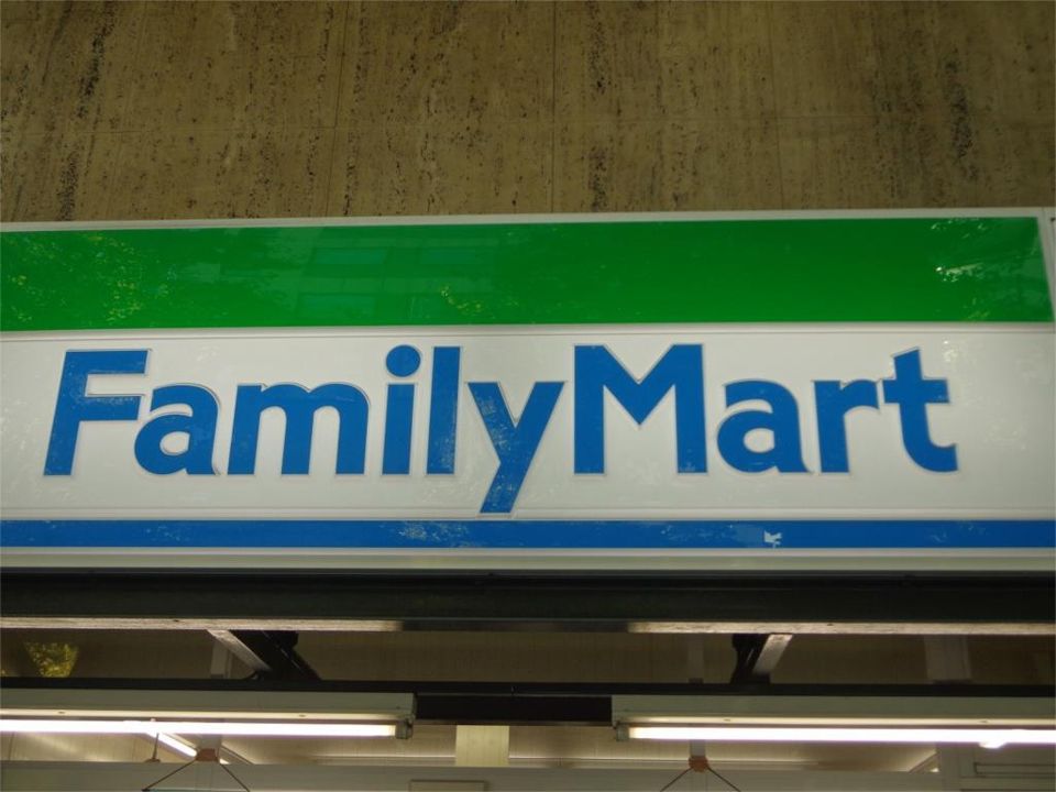 近くのファミリーマート 丸萬椎名町北口店まで225m(徒歩3分)