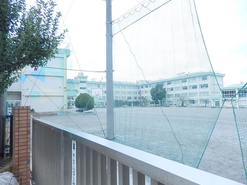 近くの篠崎中学校まで770m(徒歩10分)