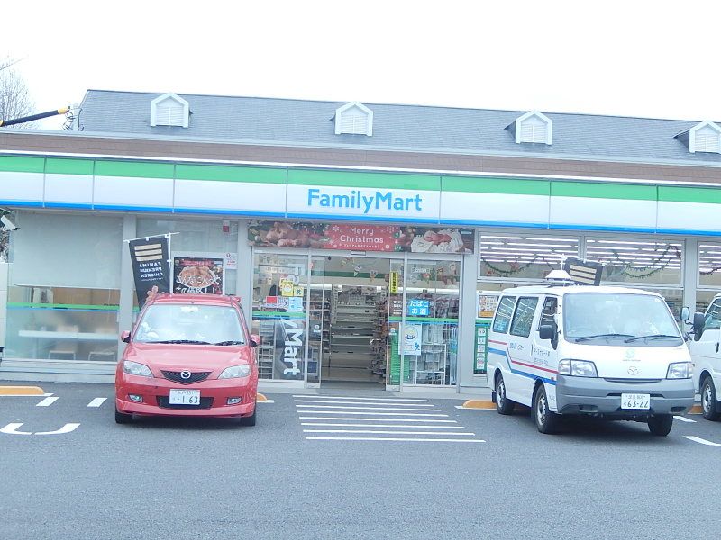 近くのファミリーマートまで770m(徒歩10分)
