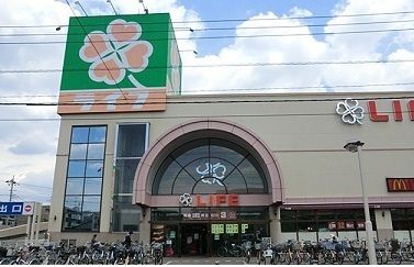 近くのライフ新座店まで600m（徒歩8分）