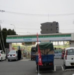 近くのファミリーマートまで450m（徒歩6分）