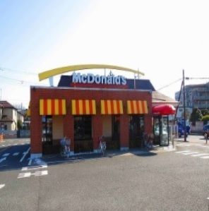 近くのマクドナルドまで1,800m（徒歩23分）
