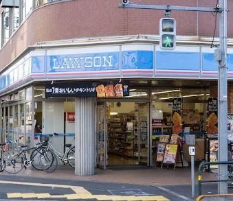 近くのローソン 足立六町駅前店まで484m（徒歩7分）