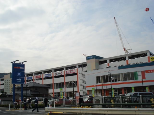 近くのアメリア稲城ショッピングセンターまで879m（徒歩11分）