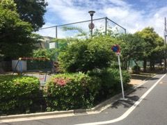 近くの三峰公園まで427m（徒歩6分）