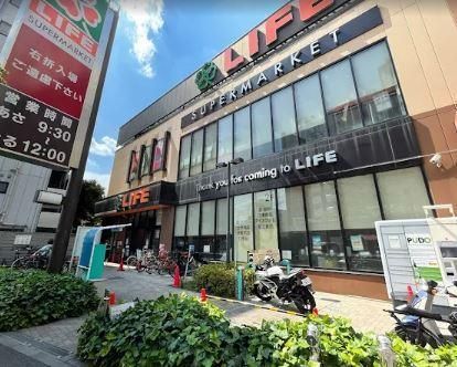 近くのライフ若松河田駅前店まで367m（徒歩5分）