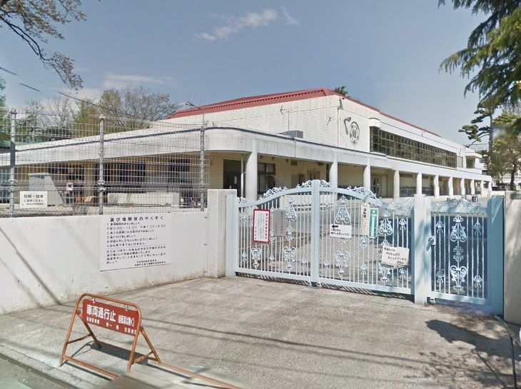 近くの世田谷区立祖師谷小学校まで553m（徒歩7分）