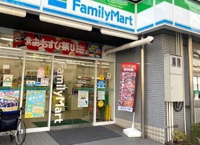 近くのファミリーマート 江戸川橋駅西店まで317m（徒歩4分）