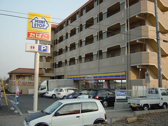 近くのミニストップまで80m（徒歩1分）