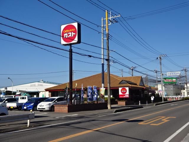 近くのガスト武蔵高萩店（から好し取扱店）まで639m（徒歩8分）