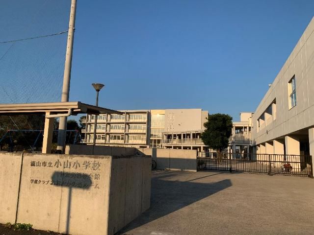 近くの流山市立小山小学校まで448m(徒歩6分)