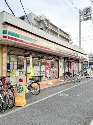 近くのセブンイレブン高島平1丁目西店まで122m（徒歩2分）