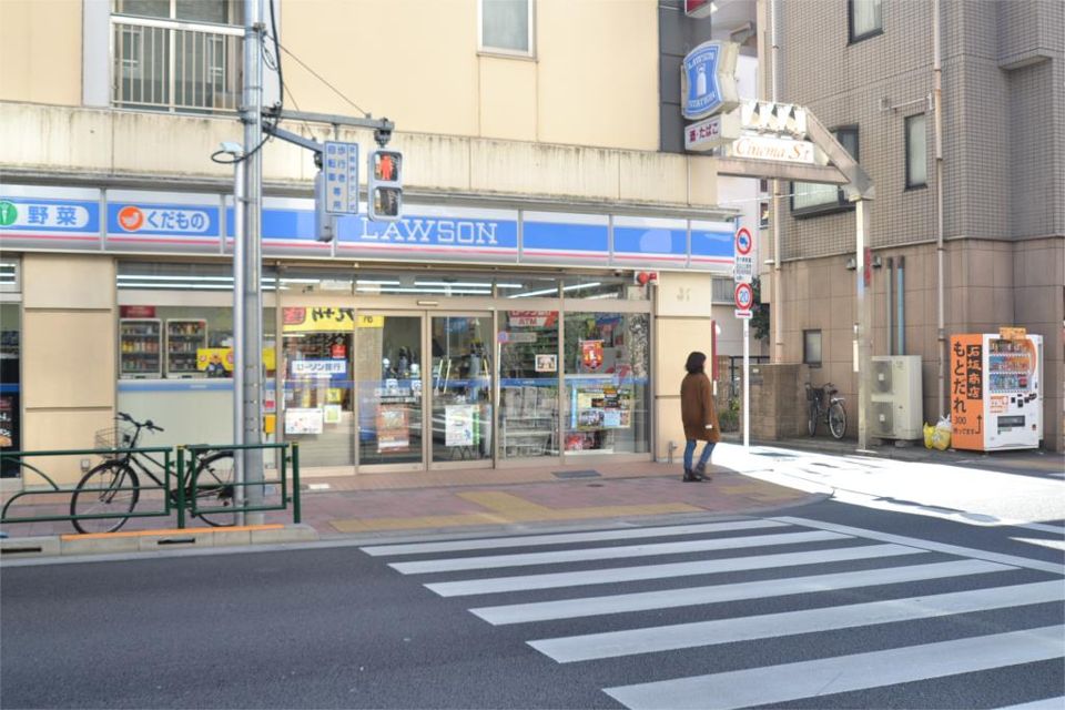 近くのローソンまで158m（徒歩2分）