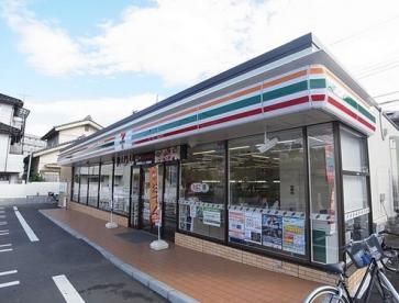 近くのセブンイレブン八王子大塚店まで602m（徒歩8分）