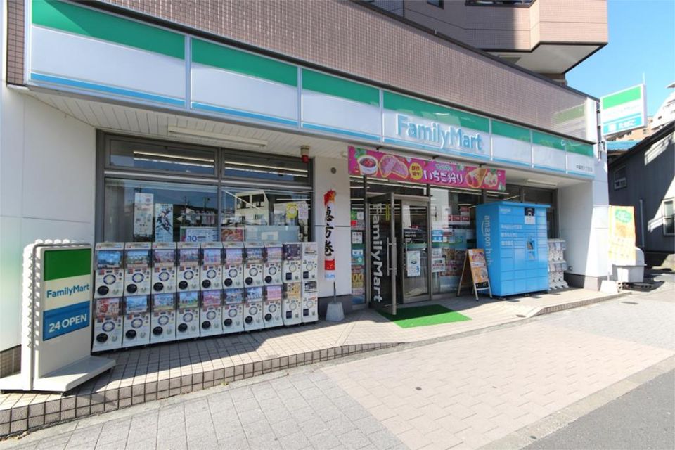 近くのファミリーマート 中葛西八丁目店まで118m（徒歩2分）