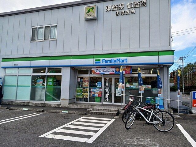 近くのファミリーマートまで78m（徒歩1分）