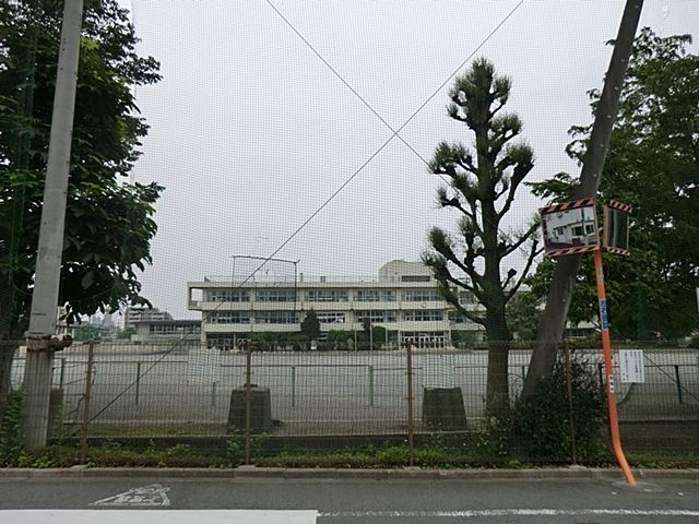 近くの青梅市立河辺小学校まで300m(徒歩4分)