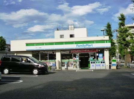 近くのファミリーマート まるいし希望丘店まで112m（徒歩2分）