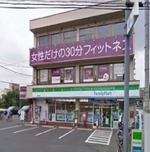 近くのファミリーマートまで400m（徒歩5分）
