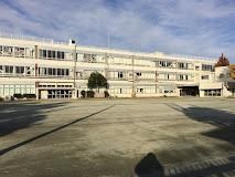 近くの狛江第五小学校まで275m（徒歩4分）