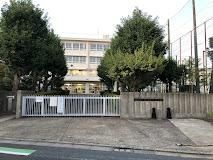 近くの狛江第四中学校　まで83m（徒歩2分）