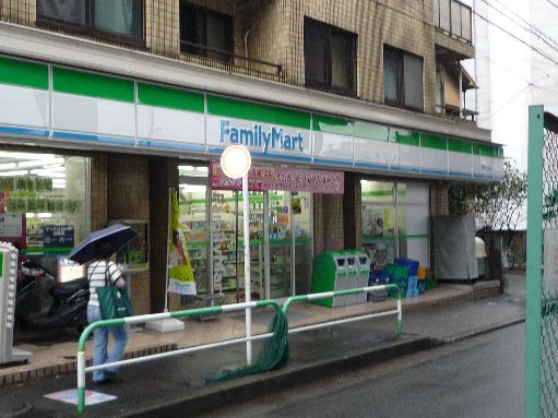 近くのファミリーマート 用賀二丁目店まで420m（徒歩6分）