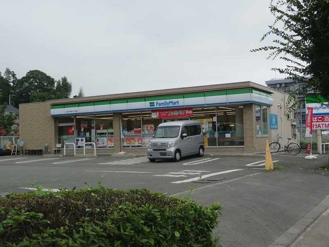 近くのファミリーマートまで160m（徒歩2分）