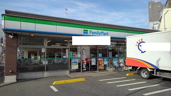 近くのファミリーマートまで10m（徒歩1分）