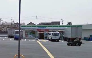 近くのファミリーマートまで500m（徒歩7分）
