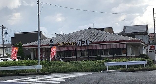 近くのガスト 大宮深作店まで700m（徒歩9分）